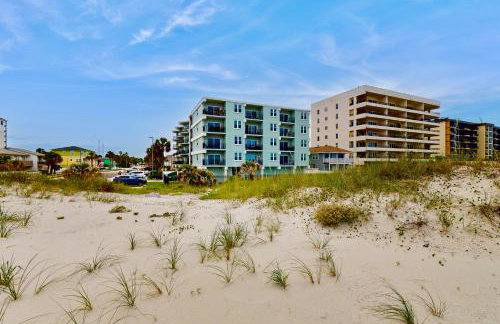 Modern oceanfront condo with outdoor pool, balcony, & washer/dryer - Foto 1