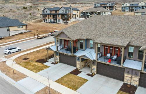 BRAND NEW Scenic Luxury Mountain Retreat - Photo 15