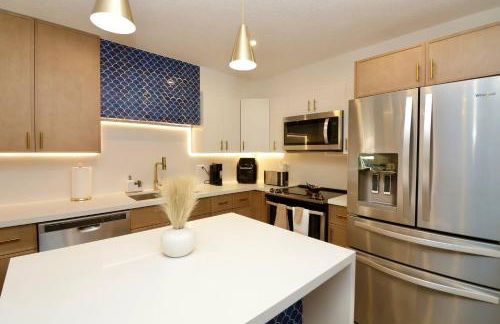 Luxury Oasis Getaway w/pool 15 mins from beach - Foto 36