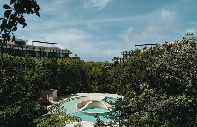 Beautiful Jungle Loft With Rooftop Pool and Gym - Photo 3