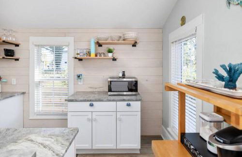 The Lyellton House: Water View, Steps from Beach - Foto 37