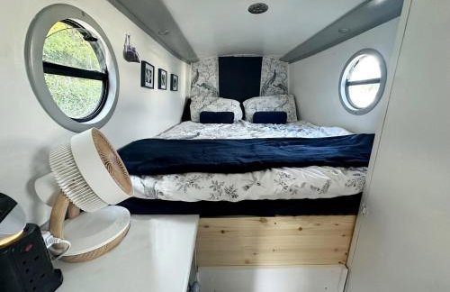 BrightOwl Waterside Narrowboat Cottage Experience - Foto 15