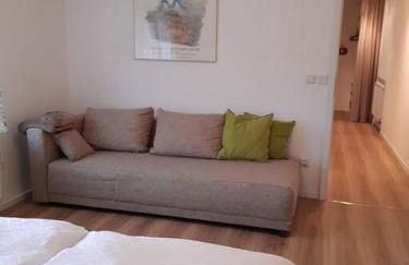 Apartment mit Innenhof, Rasen und Parkplatz - Photo 19