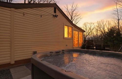 Pocono cabin with hot tub and private pool at Shawnee Mtn - Foto 1