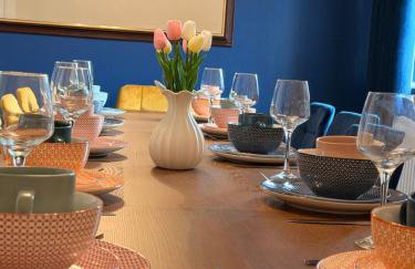 6 BR 3 Bath Spacious Tudor House & Free Parking - Foto 77