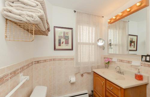 The Gem-3 Bedrooms! King, Full & Twin Beds, Sauna with Free Parking plus more - Foto 17