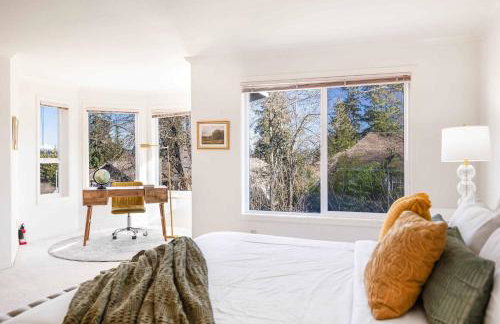 Brier 5BR Retreat w Pool Table Deck Central AC - Foto 30