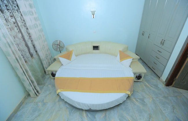 Goldmark Apartments - Photo 3