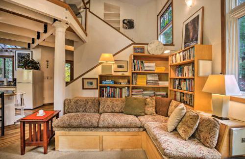 Enchanting Escape with Hot Tub, Decks and Views! - Foto 8