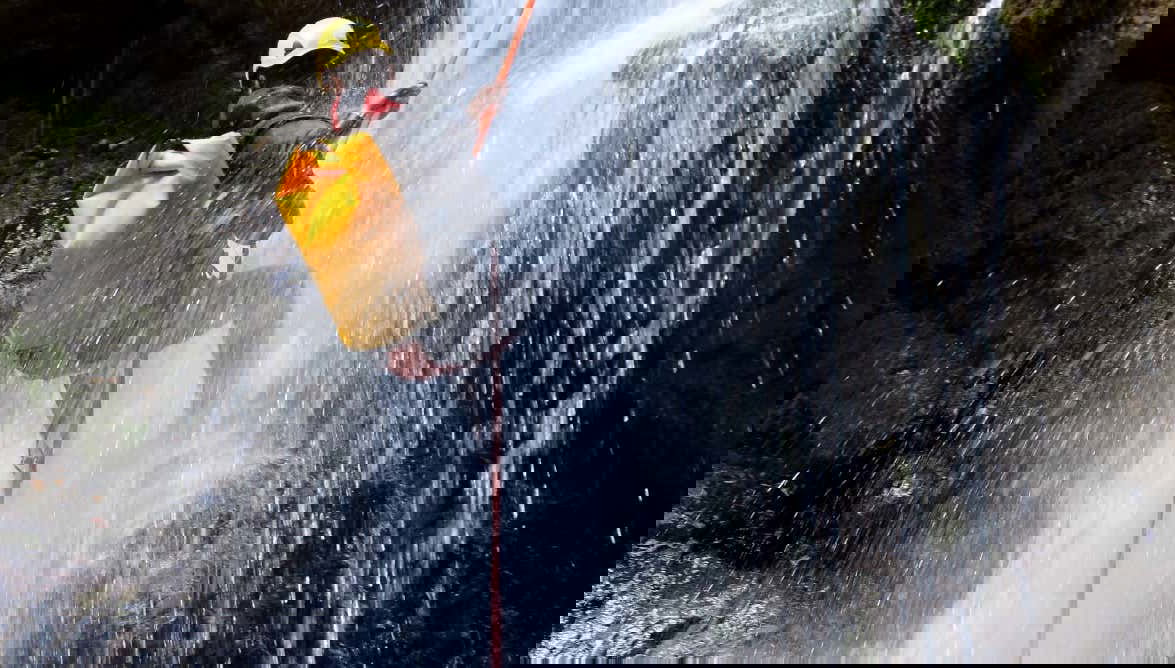 Descente en rappel dans le canyon Secreto et dans la grotte de Mohán