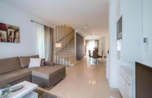 Beautiful Villa surrounded by Greenery with Swimming Pool - Photo 14