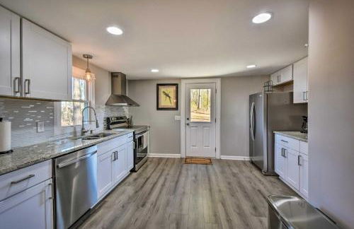 Private Yard and Fire Pit Commerce Home! - Foto 8