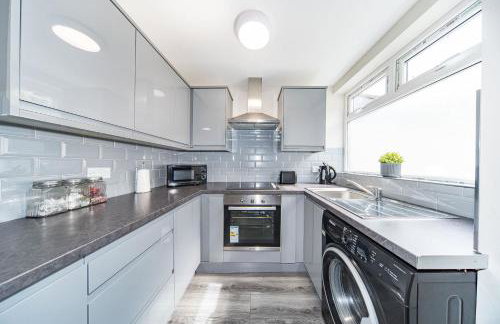 RYAN AIR I BNB - Huge 4 Bedroom House with Free Parking - Foto 1