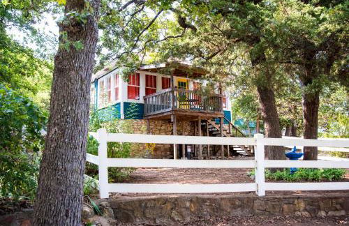 The Bluebird Cottage Style Cabin with Hot Tub near Turner Falls and Casinos - Foto 2
