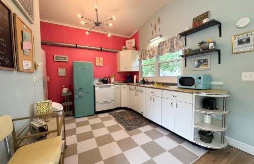 Mid-Century Modern Themed Home with Outdoor Hot Tub - Foto 30