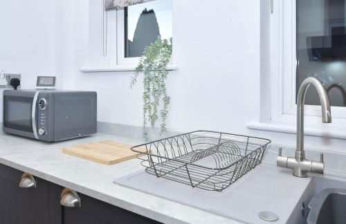 Elm House by YourStays - Lovely home in Cheshire, quiet residential street - Photo 20