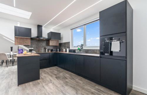 Stunning Penthouse-Style 2-Bed Uxbridge - Photo 9