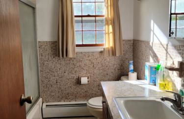 East Granby with AC and WiFi 3 minute to Bradley - Foto 16