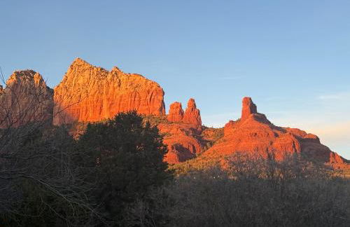 Sedona Uptown Gem!Large yard w grass and shade trees! Views!! NEW! BARREL SAUNA!!! Close to trails, walk to Uptown Sedona, restaurants and shopping - Foto 5