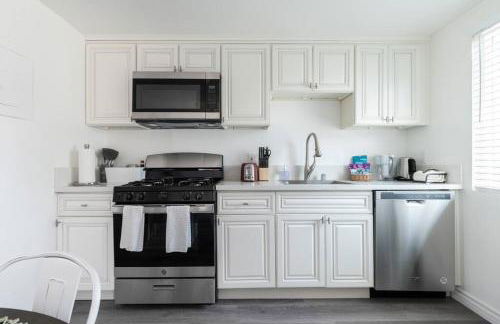 Modern 2BR Condo with King Bed & Balcony near LA - Foto 46