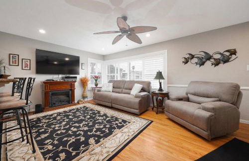 Walk to the Beach Private Backyard and Fire Pit - Foto 9