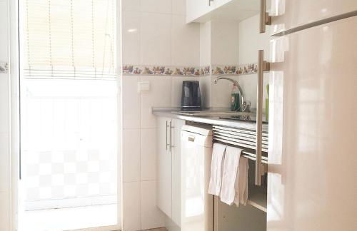 COSY 3 BED APT 200m FROM BEACH WiFi - Photo 12