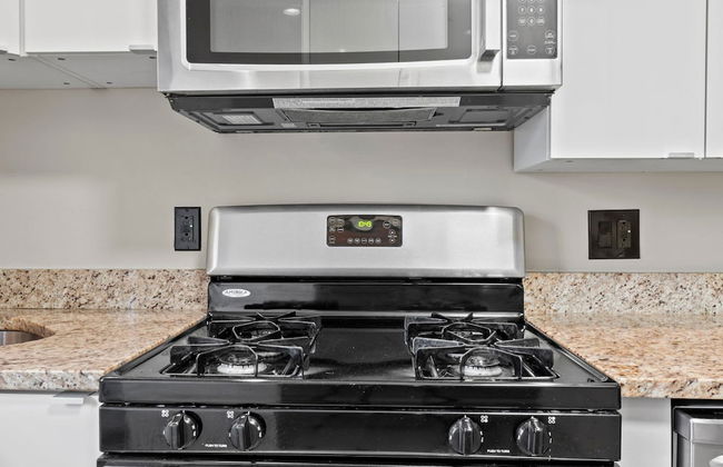 Spacious Sunny Shaw 1BR 1BA Apartment - Photo 25