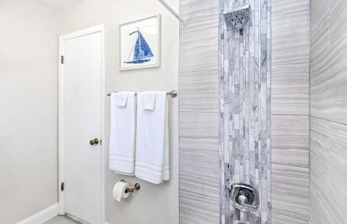 Walk to Downtown - 7min to beach - King bed & Free parking - Foto 27