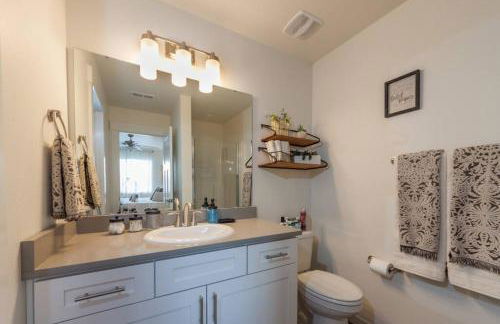 Modern Decor & Style KING bed Wifi with Garage - Foto 4