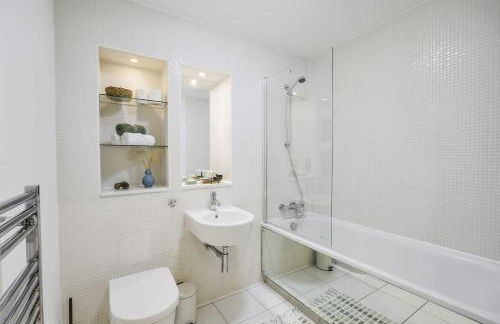 Elegant 2-Bedroom Apartment with Balcony - Foto 16