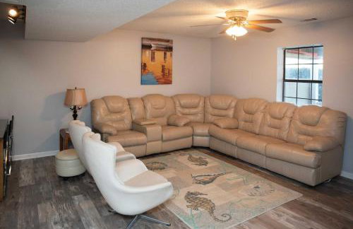 Lakefront Cottage with Private Hot Tub! - Foto 8