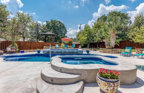 DFW Large Vacation Retreat with Private Pool and Hot Tub - Foto 2