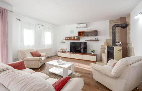 Awesome Home In Tugare With Kitchen - Foto 3