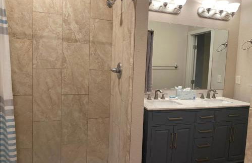 Huge Cozy Home with Many Bedrooms in Ivywild - Foto 32