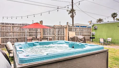 Walk to Beach Breezy Galveston Apt with Deck! - Foto 2