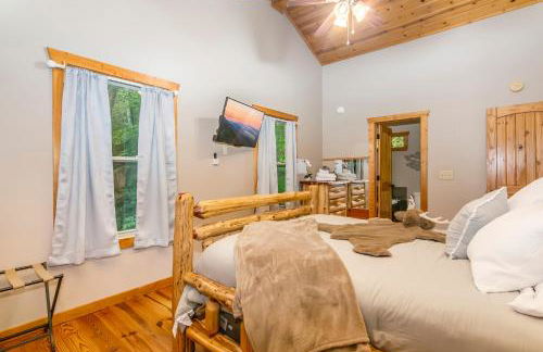 Amazing Creek View Cabin w/ Hot Tub, Firepit & Pool Table - Foto 28