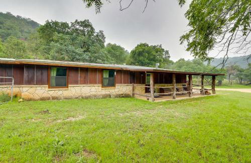 Rural and Horse-Friendly Cabin about 24 Mi to Bandera! - Foto 23