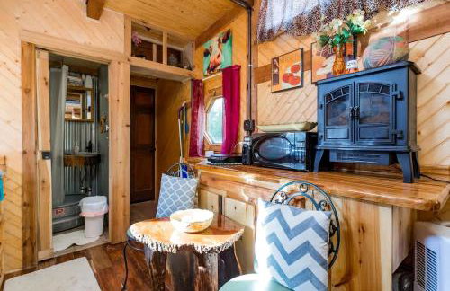 Hillbilly Chic Tiny House Near Nashville with WiFi, Kitchenette, Fire Pit & Trails - Foto 7