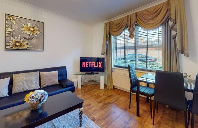 Stunning 2-bed Apartment in Grays - Photo 1