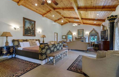 Spacious Villa Rental with a Pool for a Large Group near Catskill Mountains, New York - Photo 35