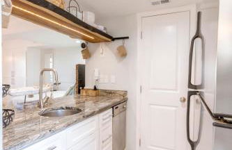 Stunning Ocean Views STEPS from the Beach with Pool! Fabulous 4th Floor Studio! - Foto 9