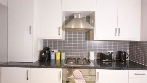 3 Bedroom 2 Bathroom Bungalow by CozyNest - Foto 5, stove, pet friendly, toaster