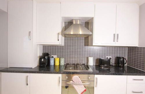 3 Bedroom 2 Bathroom Bungalow by CozyNest - Photo 5