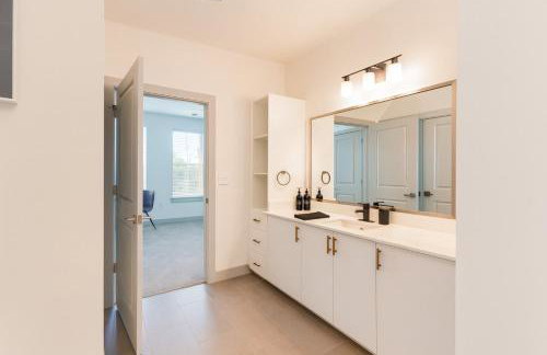 Elegant 2BR with Resort Pool and Lounge Areas 2 - Photo 25