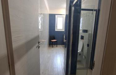Grand F2 60mq centre Antibes, proche plages, commerces, 2 balcons, parking, train, bus, deco vintage, pet friendly - Foto 45