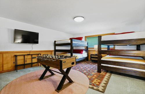 6BR Houghton Lake House with Indoor Pool, Hot Tub and Golf Simulator - Photo 51