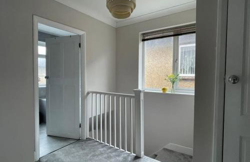 Luxurious Detached Holiday House Free Parking near Airport Town Centre Railway Station - Foto 40