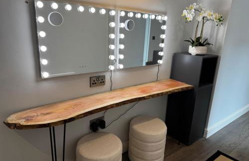 Central 2-Bed Apartment with Balcony & Parking - Foto 31