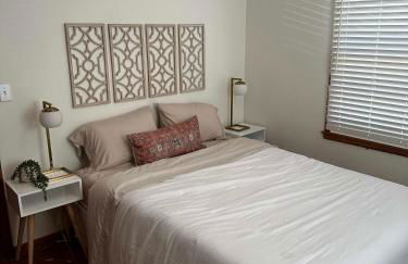 Mid-Century Modern 4BR WIF SmrtTV Coffee Patio - Photo 10