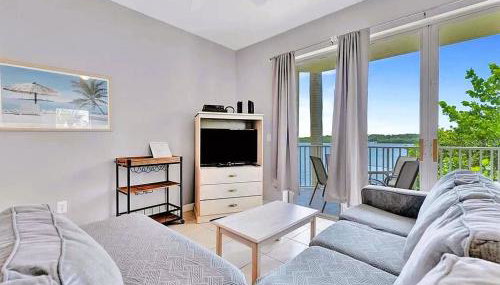 Bayview Oceanside Condo with Pool and Private Balcony - Foto 2